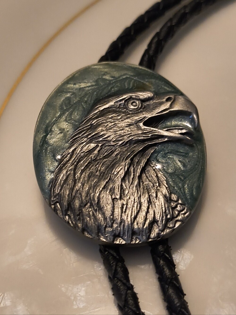 VTG 1987 SISKIYOU BUCKLE CO PEWTER W/GREEN ENAMEL EAGLE BOLO TIE Necklace